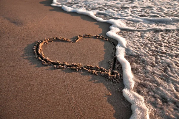 Kum Sahilinde Kalp Şeklinde — Stok fotoğraf