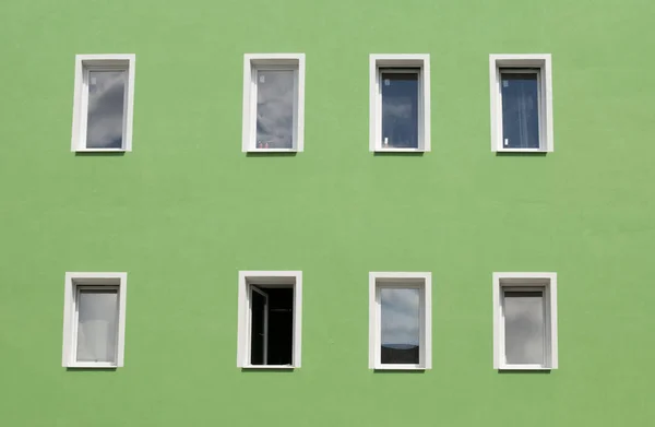Крыша Окон Зеленой Стене Дома — стоковое фото