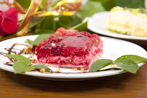 Dessert Aux Framboises Fraises Sucrées Avec Chocolat Sur Plaque Blanche — Photo