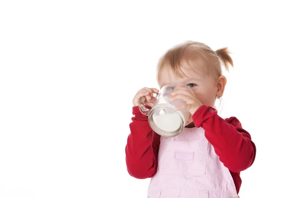 Маленькая Девочка Пьет Молоко — стоковое фото