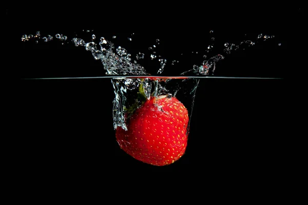Frische Erdbeeren Wasserspritzer Auf Schwarzem Hintergrund — Stockfoto