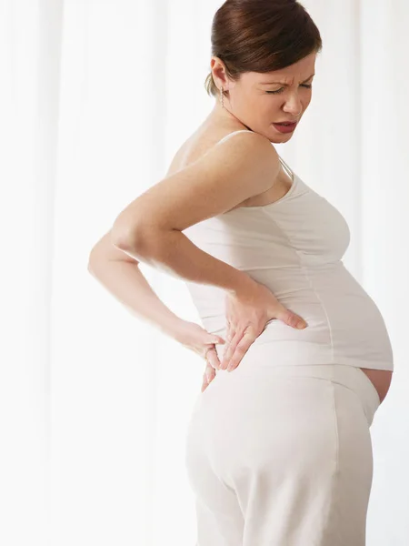 Donna Incinta Bere Acqua — Foto Stock