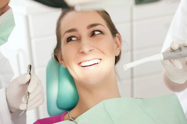 Młoda Kobieta Gabinecie Dentystycznym Narzędziami Stomatologicznymi — Zdjęcie stockowe