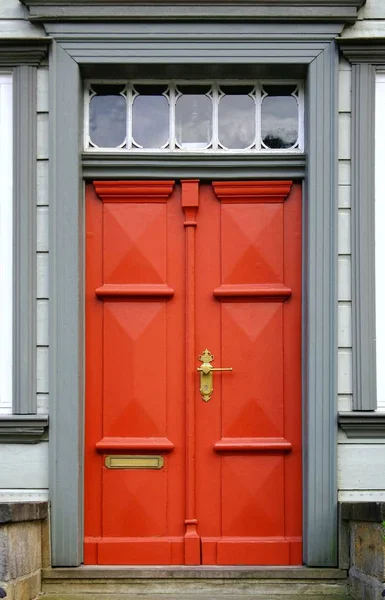 昼間の懐かしい玄関の扉 — ストック写真