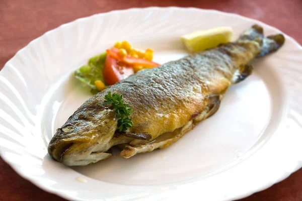 Gegrillter Fisch Mit Salatblättern Gemüse Und Gewürzen — Stockfoto