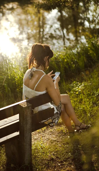 Дівчина Iphone Влітку — стокове фото