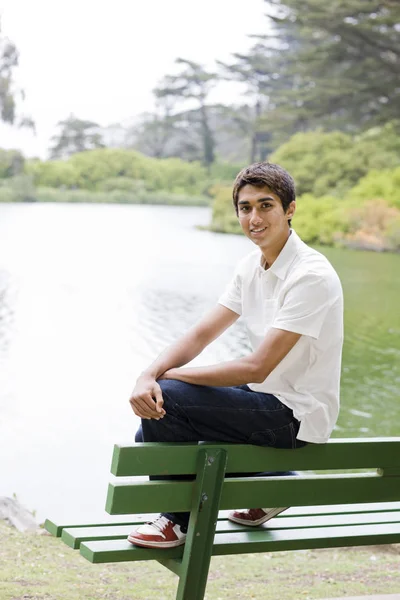 Joven Sentado Banco Parque — Foto de Stock