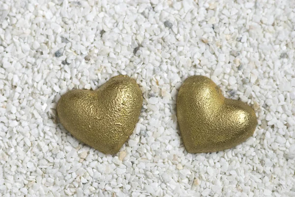 Golden Heart Shape Pebble Beach — Stock Photo, Image