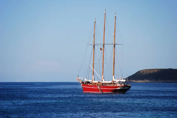 Rode Zeilboot Van Een Eiland — Stockfoto