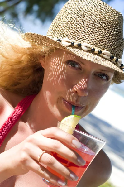 Donna Con Cocktail Spiaggia — Foto Stock