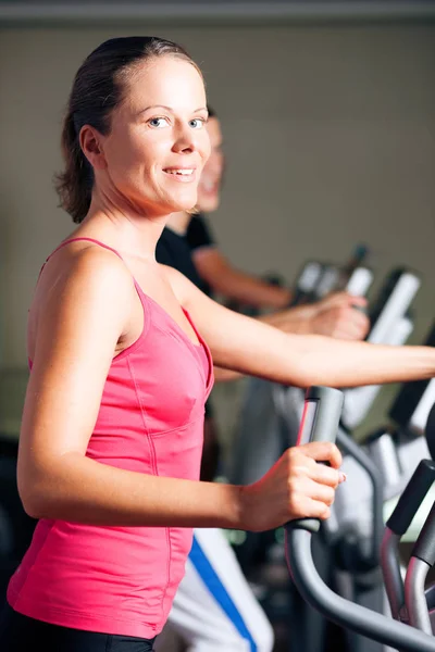 Jovem Mulher Fazendo Exercícios Fitness Ginásio — Fotografia de Stock