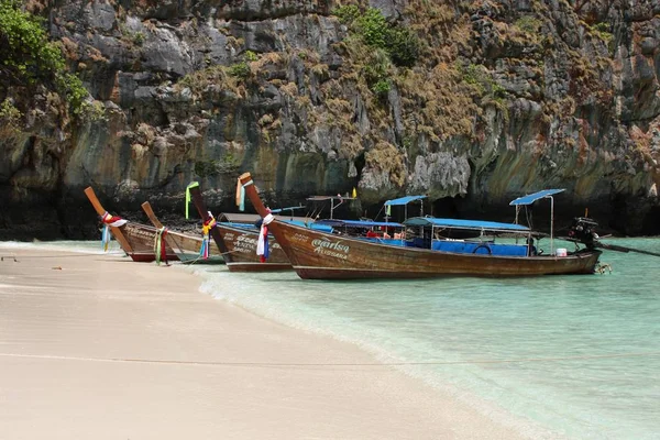 Longtail Hajók Maya Öböl Strand — Stock Fotó