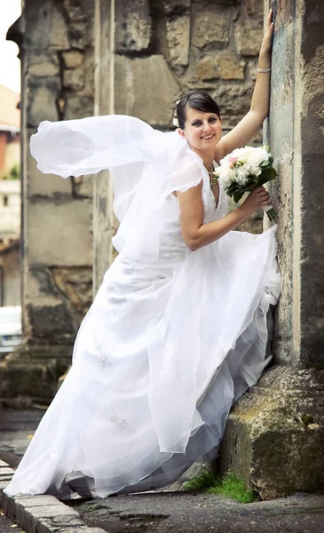 Menyasszony Pózol Régi Fal — Stock Fotó