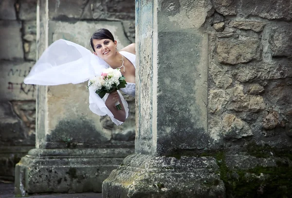 Braut Posiert Gegen Alte Mauer — Stockfoto