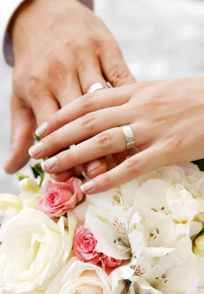Χέρια Και Δαχτυλίδια Γαμήλια Ανθοδέσμη — Φωτογραφία Αρχείου