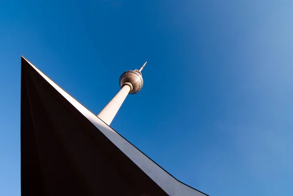 Torre Televisão Contra Céu Azul — Fotografia de Stock