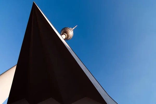 Телевизионная Башня Фоне Голубого Неба — стоковое фото