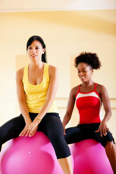 Duas Mulheres Com Bola Exercício Estúdio — Fotografia de Stock