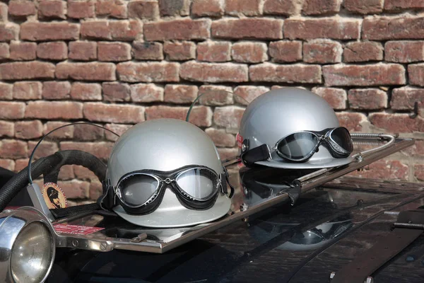 Motorradhelm Und Sonnenbrille Auf Dem Tisch — Stockfoto