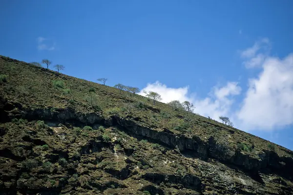 Berglandschap Met Wolken Blauwe Lucht — Stockfoto