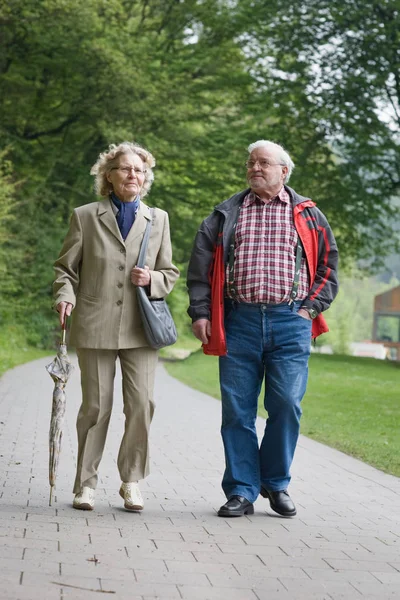 Seniorenpaar Spaziert Park — Stockfoto