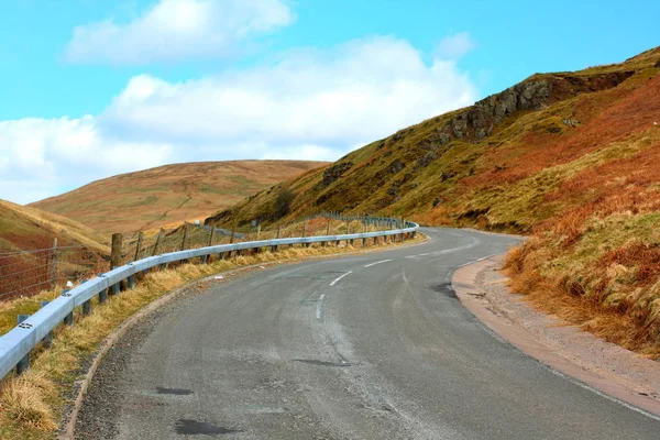 苏格兰群山间美丽的道路 — 图库照片