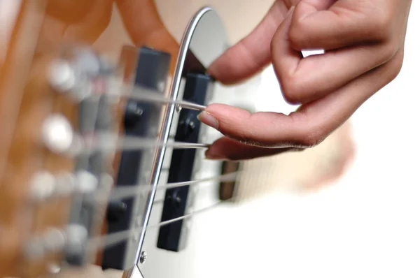 Close Mão Segurando Uma Guitarra — Fotografia de Stock