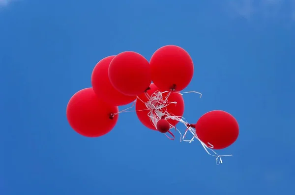 Красные Воздушные Шары Плавающие Небе — стоковое фото