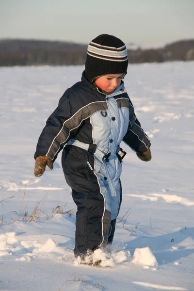 雪地里的孩子 — 图库照片