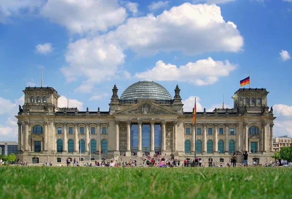 德国国旗的Reichstag Berlin — 图库照片