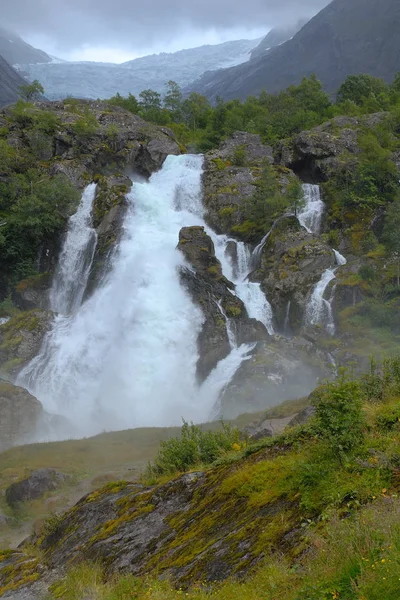 Bella Cascata Sullo Sfondo Della Natura — Foto Stock