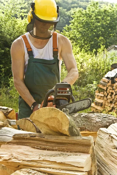 Hombre Con Una Motosierra Bosque — Foto de Stock