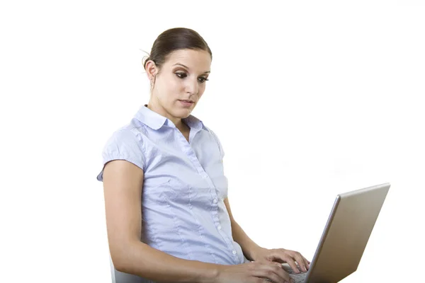 Dizüstü Bilgisayarı Olan Genç Bir Kadını Beyaza Izole Edilmiş — Stok fotoğraf