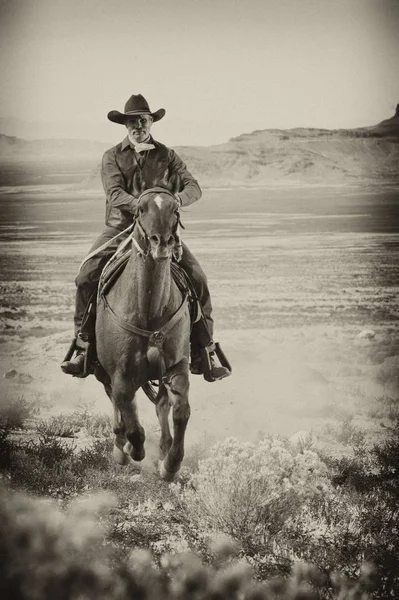 Man Wearing Old Western Attire Rides Horse Country Plain Vertical — Stock Photo, Image