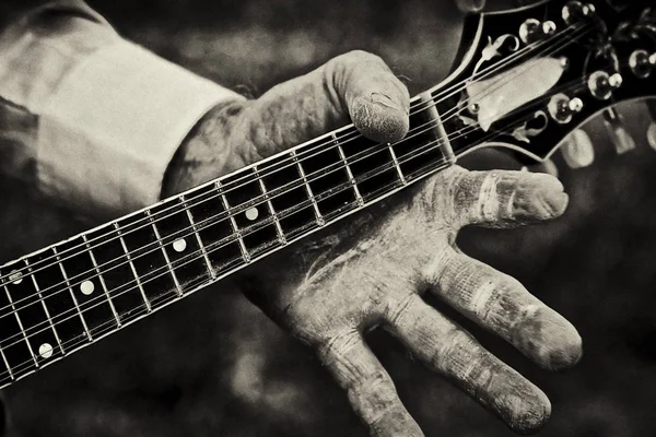 Großaufnahme Einer Person Die Den Hals Einer Mandoline Der Linken — Stockfoto