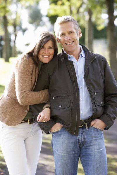 Retrato Pareja Romántica Disfrutando Paseo Aire Libre Por Parque Otoño —  Fotos de Stock