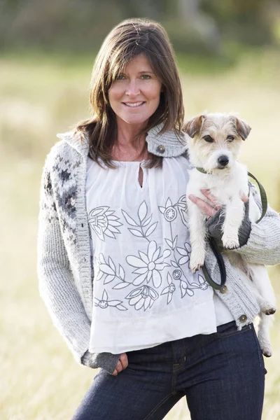 Junge Frau Freien Herbstlicher Landschaft Mit Hund — Stockfoto