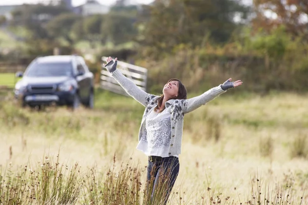 Junge Frau Genießt Die Freiheit Freien Herbstlicher Landschaft — Stockfoto