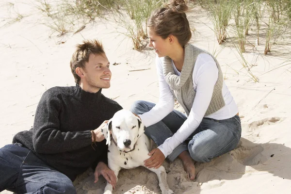 Porträtt Romantiska Teenage Par Stranden Med Hund — Stockfoto