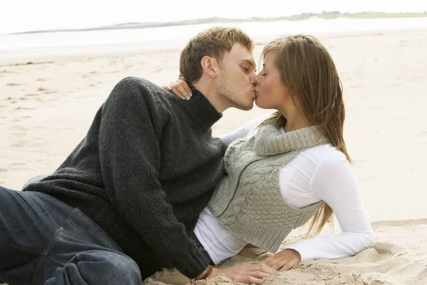 Retrato Romântico Jovem Casal Beijando Praia — Fotografia de Stock