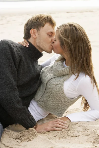 Portrait Jeune Couple Romantique Embrassant Sur Plage — Photo