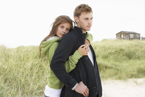Romantique Jeune Couple Debout Près Des Dunes Avec Cabane Plage — Photo