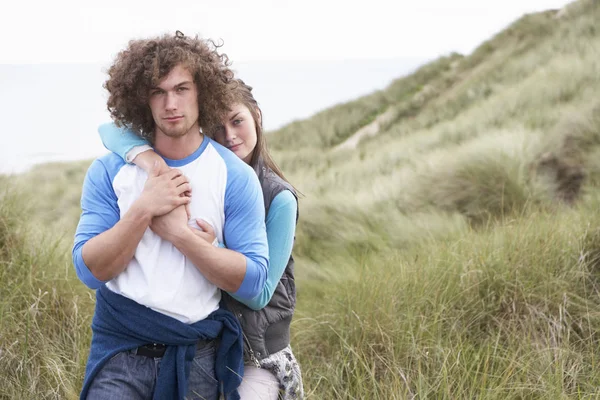 Jeune Couple Marchant Dans Les Dunes Sable Portant Des Vêtements — Photo