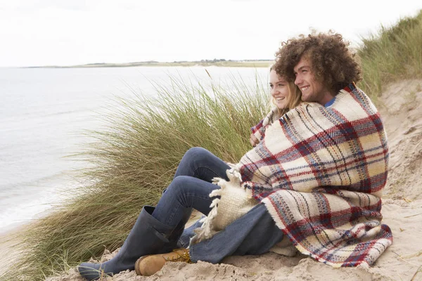 Teenage Coppia Seduta Sabbia Dune Avvolto Coperta — Foto Stock