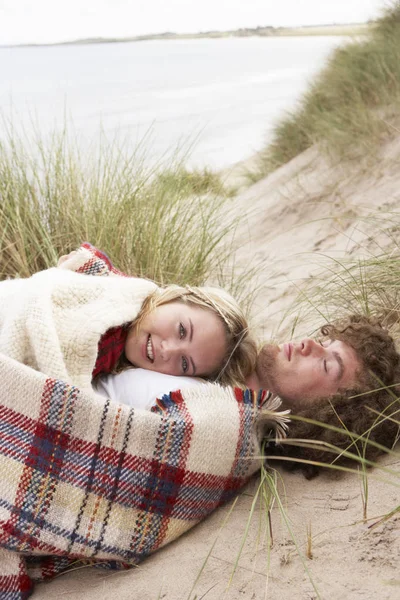 Couple Adolescents Assis Dans Des Dunes Sable Enveloppé Dans Une — Photo