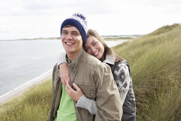 Jeune Couple Marchant Dans Les Dunes Sable Portant Des Vêtements — Photo