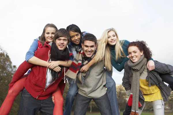 Skupina Dospívajících Přátel Mají Zádech Jezdí Podzimní Krajině — Stock fotografie