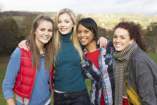 Ομάδα Τέσσερις Εφηβική Φίλες Στο Τοπίο Του Φθινοπώρου — Φωτογραφία Αρχείου