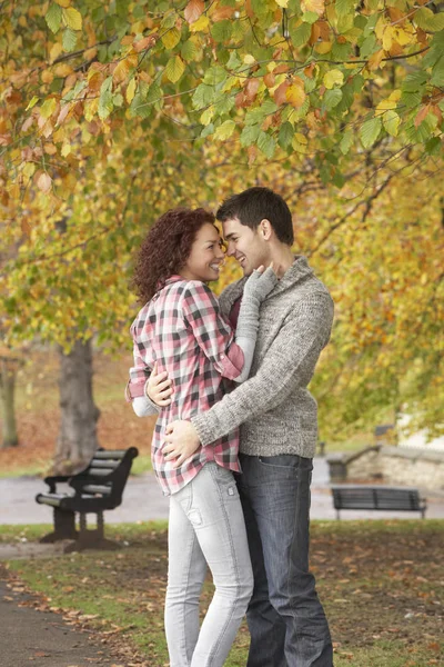 Романтична Пара Підліток Осінньому Парку — стокове фото