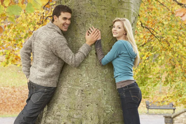 Casal Adolescente Romântico Por Árvore Parque Outono — Fotografia de Stock